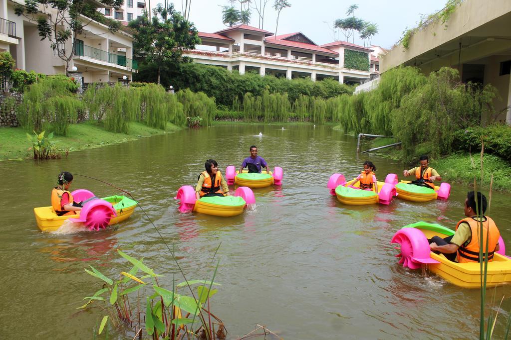 Caribbean Bay Resort @ Bukit Gambang Resort City Exterior foto